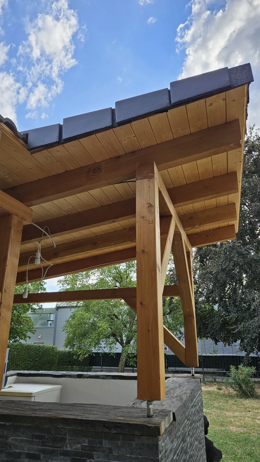 Pergola aus Douglasie mit Holzschalung und dunkler Dacheindeckung